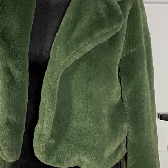 Ashley Women's Green Faux Fur Open Front Jacket Medium - Picture 4 of 11